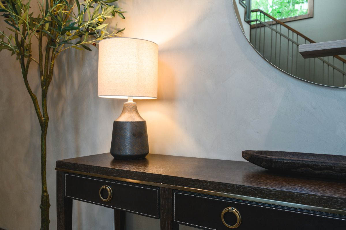 an entryway table needs a lamp, plant, and mirror