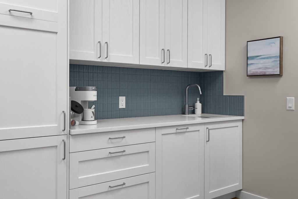 Psychology clinic commercial decorating staff room Unshelf Design. Staff room decor with blue details.