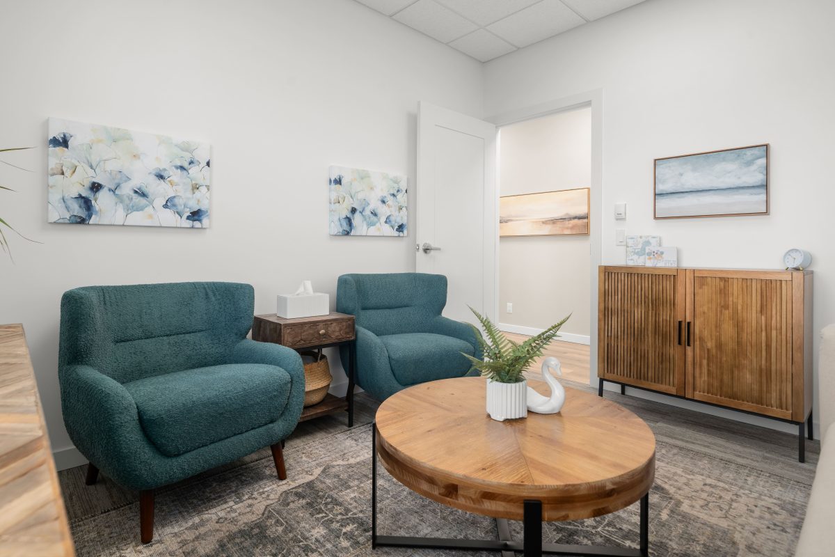 Psychology clinic commercial decorating tranquil office Unshelf Design. Calming office decor with teal, wooden, and blue details.